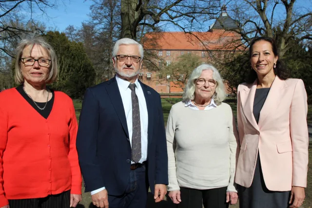 Der neugewählte Vorstand des Kreisseniorenbeirats (von links): Hannelore Buls, Roger Grewe und Kristina Schneider mit Kreisrätin Ana Cristina Bröcking. Foto: Landkreis Harburg