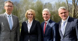 Aufsichtsratsvorsitzender und Landrat Rainer Rempe (2. v. re.) mit dem ausscheidenden Cord Meyer (re.), seinem Nachfolger als kaufmännischer Geschäftsführer Dr. Martin Meyer sowie Dr. Franziska Breunig, medizinische Geschäftsführung. Foto: Landkreis Harburg