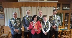Beim traditionellen Anschießen in Ashausen messen sich die besten Schützen – Michael Schulz und Stefanie Lohse sichern sich die Titel. Von links: Uwe Bruder Jugendwart, Matthias Deeth 2. Vorsitzender, Stefanie Lohse Gildekönigin, Michael Schulz Gildekönig, Marlon Büsselmann Lichtpunktbester, Marco Bürger 1. Vorsitzender. Foto: Renate Buchholz