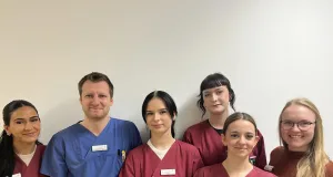 Die Auszubildenden hatten für zwei Wochen lang das Sagen auf der Station 3 im Krankenhaus Winsen. Eng an ihrer Seite: Tobias Balmer (stv. Stationsleitung der Station 3, Mitte) und Leonie Knolle (Praxiskoordinatorin GSBZ, links). Foto: Krankenhäuser Buchholz-Winsen
