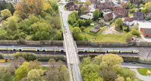 Die einspurig befahrbare Bahnbrücke der Kreisstraße 22 zwischen Stelle und Fliegenberg. Foto: JOTO