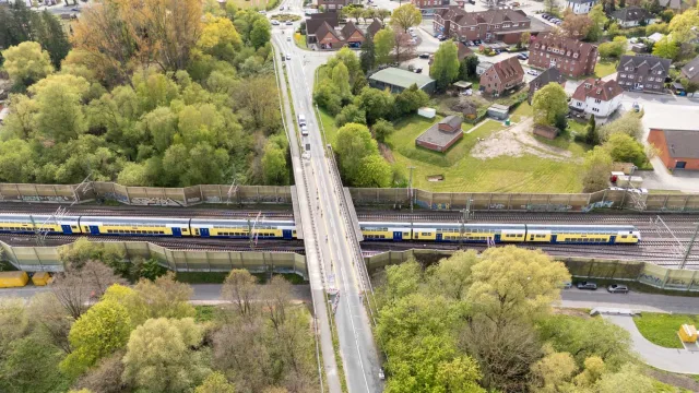 Die einspurig befahrbare Bahnbrücke der Kreisstraße 22 zwischen Stelle und Fliegenberg. Foto: JOTO