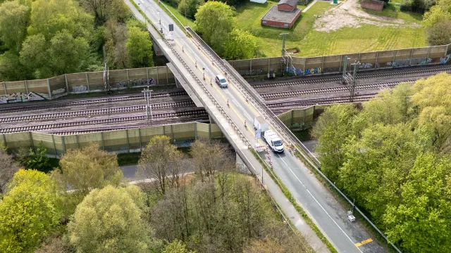 Die einspurig befahrbare Bahnbrücke der Kreisstraße 22 zwische