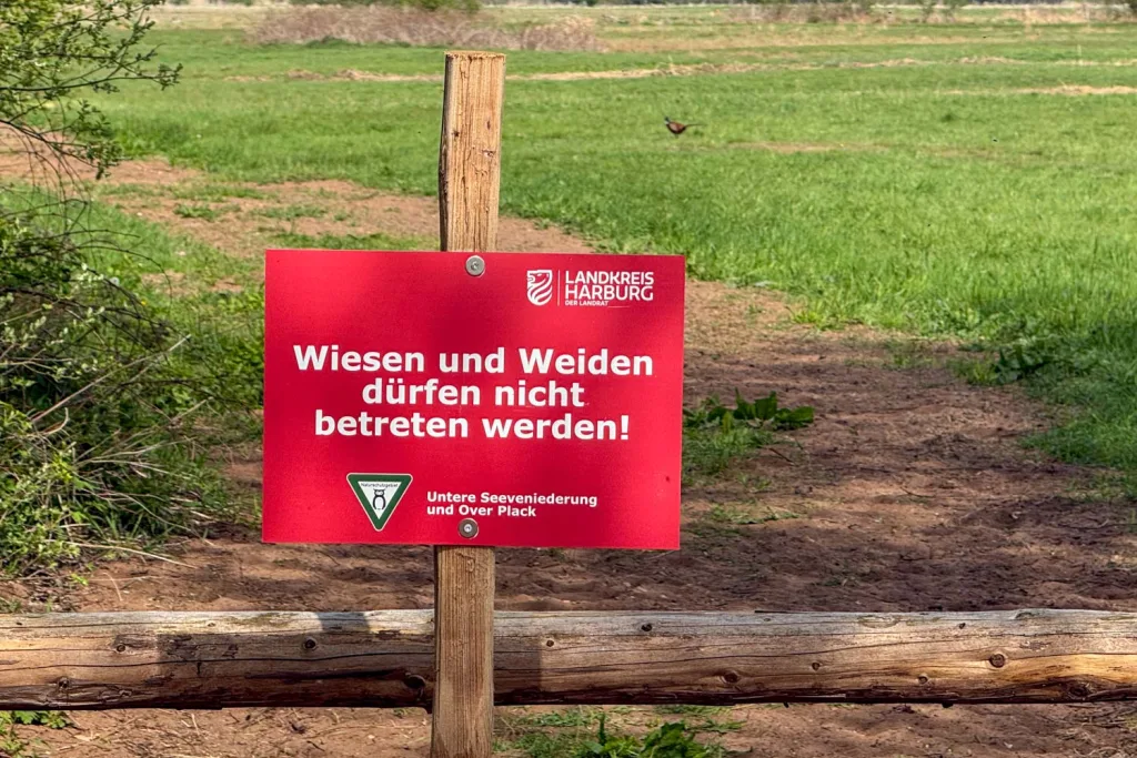 Eingang verboten: An der unteren Seeveniederung sollen Besucher nicht auf Wiesen,um die Schachbrettblume und Wildtiere nicht zu stören. Foto: JOTO