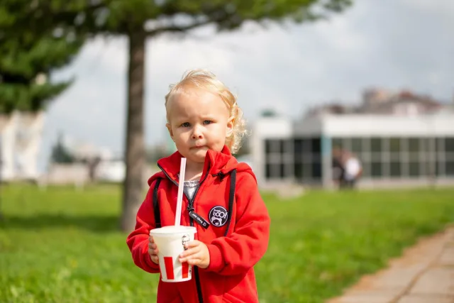 Kind mit Softdrink. Foto: Symbolbild Kind mit Softdrink. Foto: Symbolbild