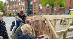 Ein Fachwerkgerüst im Maßstab 1:3 ermöglicht Kindern realitätsnahes Arbeiten auf der Mitmach-Baustelle in Winsen. Foto: Museum im Marstall