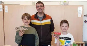 Juri (links), Betreuer Torben Piper und Finn mit einigen Werken, die von insgesamt 16 Kindern mit Begeisterung gefertigt wurden. Foto: Grösch