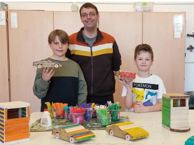 Juri (links), Betreuer Torben Piper und Finn mit einigen Werken, die von insgesamt 16 Kindern mit Begeisterung gefertigt wurden. Foto: Grösch