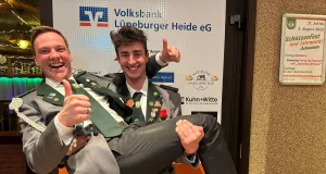 Kevin und Tim begrüßen die Gäste direkt am Eingang. Foto: Grösch
