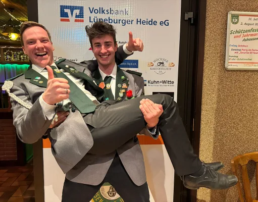 Kevin und Tim begrüßen die Gäste direkt am Eingang. Foto: Grösch