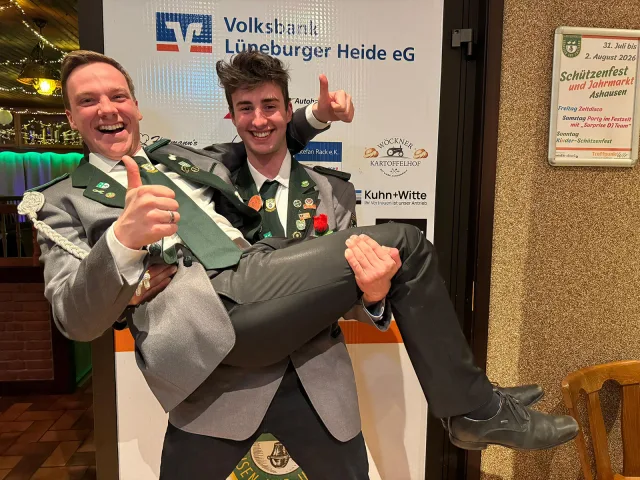 Königsball Ashausen 2026 Kevin und Tim begrüßen die Gäste direkt am Eingang. Foto: Grösch