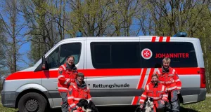 Die beiden erfolgreichen Rettungshundeteams der Johanniter: Ann-Kathrin Diercks (von links) und Stefanie Borchardt mit Angus sowie Anja Lütchens mit Mathilda und Anke Lange. Foto: Johanniter