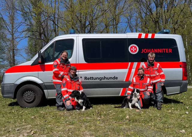 Die beiden erfolgreichen Rettungshundeteams der Johanniter: Ann-Kathrin Diercks (von links) und Stefanie Borchardt mit Angus sowie Anja Lütchens mit Mathilda und Anke Lange. Foto: Johanniter