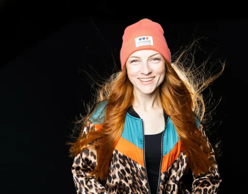 Nora Sänger, bekannt als Musikerin im Landkreis Harburg, hat ihren ersten Roman geschrieben und präsentiert ihn am 24. April in Maschen. Foto: ein