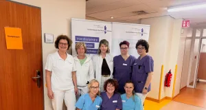 Dr. Gabriele Heuschert (l.), Sektionsleiterin der IMST im Krankenhaus Winsen, und Dr. Franziska Bonin (3.v.l.) mit ihrem auf chronischen Schmerz spezialisierten Team. Foto: Krankenhäuser Buchholz-Winsen