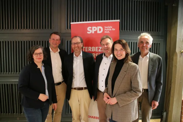 Beim SPD-Bürgerdialog im Marstall in Winsen diskutierten Experten und Bürger über Lösungen für den angespannten Wohnungsmarkt. Von links: Christine Glawe, Philipp Meyn, Gordon Nelkner, Olaf Schulze, Svenja Stadler, Martin Natorp. Foto: Jonathan Erdbrink Beim SPD-Bürgerdialog im Marstall in Winsen diskutierten Experten und Bürger über Lösungen für den angespannten Wohnungsmarkt. Von links: Christine Glawe, Philipp Meyn, Gordon Nelkner, Olaf Schulze, Svenja Stadler, Martin Natorp. Foto: Jonathan Erdbrink