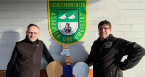 Marco Bürger 1. Vorsitzender (r.) und Mathias Deeth 2. Vorsitzender freuen sich auf die Bürgermeisterwahl. Der Vogel ist schon bereit. Foto: ein