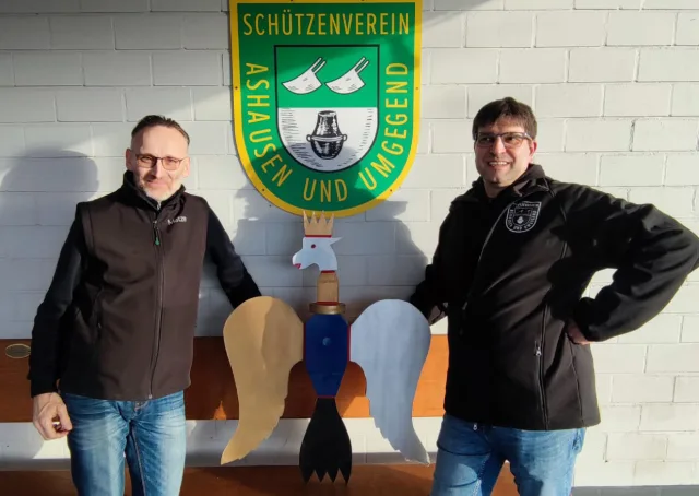SV_Ashausen Marco Bürger 1. Vorsitzender (r.) und Mathias Deeth 2. Vorsitzender freuen sich auf die Bürgermeisterwahl. Der Vogel ist schon bereit. Foto: ein