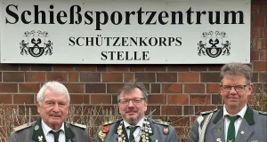 Der neu gekürte Gildekönig 2026, Jörg Martin (Mitte), freut sich über seinen Erfolg. Rechts von ihm steht der zweitplatzierte Heiko Rehwingel, während links Reinhard Martin als Drittplatzierter das Trio komplettiert. Foto Andreas Hansmann