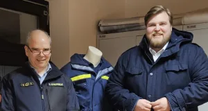 Jannik Stuhr (rechts) mit dem THW-Ortsbeauftragten Oliver Schildknecht Foto: Simone Schmidt