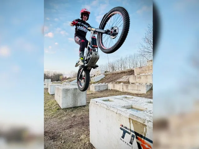 Levin Liffers aus Seevetal startet beim ADAC Trial Nord Cup in Ashausen bereits in der Spezialisten-Klasse. Foto: ein
