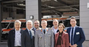 Generalleutnant André Bodemann stellte im Landkreis Harburg den Operationsplan Deutschland vor und warnte vor hybriden Bedrohungen. Von links: Norbert Böttcher (Präsident DRK-Kreisverband Harburg-Land), Rainer Rempe (Landrat Landkreis Harburg), Jan Bauer MdL, Generalleutnant André Bodemann, Thomas Grambow (Kreisgeschäftsführer DRK-Kreisverband Harburg-Land), Dr. Cornell Babendererde MdB, André Bock MdL) Foto: Niklas Hintze