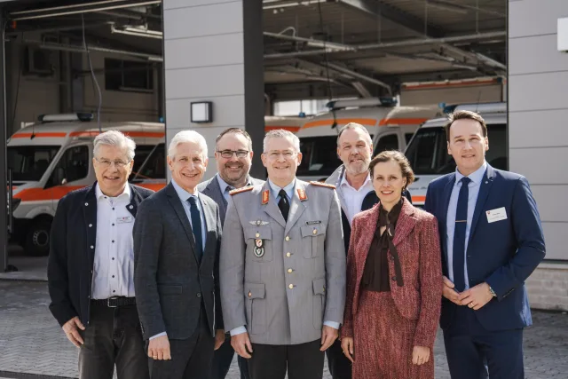 Generalleutnant André Bodemann stellte im Landkreis Harburg den Operationsplan Deutschland vor und warnte vor hybriden Bedrohungen. Von links: Norbert Böttcher (Präsident DRK-Kreisverband Harburg-Land), Rainer Rempe (Landrat Landkreis Harburg), Jan Bauer MdL, Generalleutnant André Bodemann, Thomas Grambow (Kreisgeschäftsführer DRK-Kreisverband Harburg-Land), Dr. Cornell Babendererde MdB, André Bock MdL) Foto: Niklas Hintze