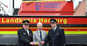 Das neue Mehrzweckboot der Kreisfeuerwehr wurde am Samstag offiziell an die Feuerwehr Hoopte übergeben. Landrat Rainer Rempe (Mitte) mit KBM Jörn Petersen (links) und Ortsbrandmeister Christoph Sander. Foto: Landkreis Harburg