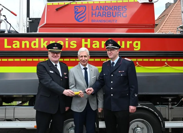 Das neue Mehrzweckboot der Kreisfeuerwehr wurde am Samstag offiziell an die Feuerwehr Hoopte übergeben. Landrat Rainer Rempe (Mitte) mit KBM Jörn Petersen (links) und Ortsbrandmeister Christoph Sander. Foto: Landkreis Harburg