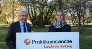 Bildungsmanagerin Andrea Paschke und Landrat Rainer Rempe rufen zur Teilnahme an der Praktikumswoche auf. Foto: Landkreis Harburg