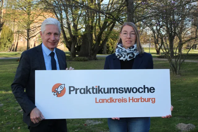 Bildungsmanagerin Andrea Paschke und Landrat Rainer Rempe rufen zur Teilnahme an der Praktikumswoche auf. Foto: Landkreis Harburg