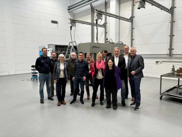 Der Kreistagsausschuss für Wirtschaft, ÖPNV und Tourismus besuchte die GTec GmbH in Winsen (Luhe). Foto: Landkreis Harburg
