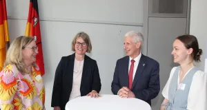 Im Gespräch (von links): Ulrike Kessler, Anke von Fintel, Landrat Rainer Rempe und Clara Kohlstedt. Foto: Landkreis Harburg