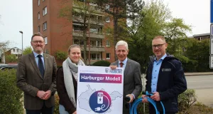 „Mit unserem “Harburger Modell“ sorgen wir dafür, dass Elektromobilität für die Menschen im Landkreis Harburg alltagstauglich und attraktiv wird.“: Über die Vergabe freuen sich Erster Kreisrat Josef Nießen, Duale Studentin Carolin Kersten (derzeit Stabsstelle Klimaschutz), Landrat Rainer Rempe und Klimaschutzmanager Oliver Waltenrath. Foto: Landkreis Harburg
