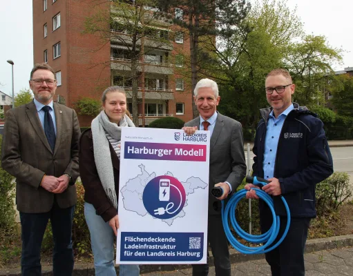 „Mit unserem “Harburger Modell“ sorgen wir dafür, dass Elektromobilität für die Menschen im Landkreis Harburg alltagstauglich und attraktiv wird.“: Über die Vergabe freuen sich Erster Kreisrat Josef Nießen, Duale Studentin Carolin Kersten (derzeit Stabsstelle Klimaschutz), Landrat Rainer Rempe und Klimaschutzmanager Oliver Waltenrath. Foto: Landkreis Harburg