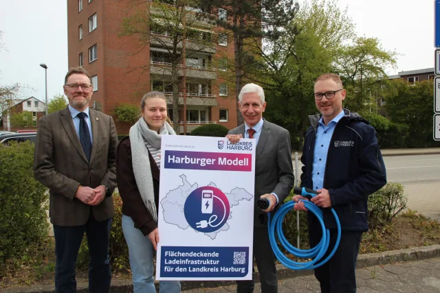 „Mit unserem “Harburger Modell“ sorgen wir dafür, dass Elektromobilität für die Menschen im Landkreis Harburg alltagstauglich und attraktiv wird.“: Über die Vergabe freuen sich Erster Kreisrat Josef Nießen, Duale Studentin Carolin Kersten (derzeit Stabsstelle Klimaschutz), Landrat Rainer Rempe und Klimaschutzmanager Oliver Waltenrath. Foto: Landkreis Harburg