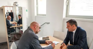 Ministerpräsident Olaf Lies (SPD) im Exklusiv Gespräch mit Johannes "Jojo" Tapken und Tobias Johanning. Foto: JOTO