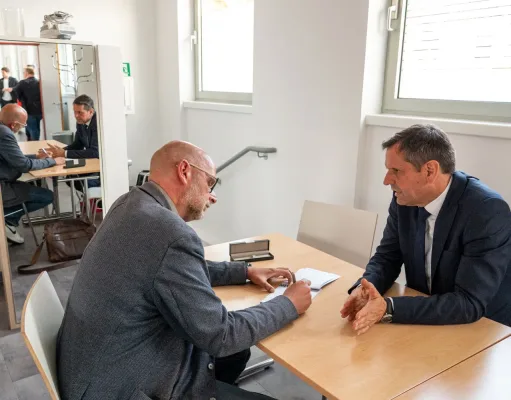 Ministerpräsident Olaf Lies (SPD) im Exklusiv Gespräch mit Johannes "Jojo" Tapken und Tobias Johanning. Foto: JOTO
