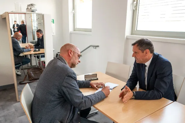Ministerpräsident Olaf Lies (SPD) im Exklusiv Gespräch mit Johannes "Jojo" Tapken und Tobias Johanning. Foto: JOTO