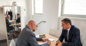 Niedersachsens Ministerpräsident Olaf Lies beim Besuch in Buchholz, wo er gegenüber Johannes "Jojo" Tapken von stelle-aktuell.de scharfe Kritik an der Deutschen Bahn übte. Foto: JOTO