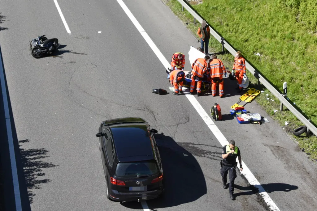 Auf der A39 bei Ashausen fuhr ein VW Golf auf ein Motorrad auf. Der Fahrer erlitt lebensgefährliche Verletzungen. Foto: Hamann