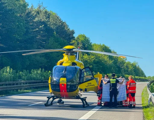 Ein Rettungshubschrauber brachte den 58-jährigen Motorradfahrer nach dem Unfall auf der A39 in ein Krankenhaus. Foto: Hamann