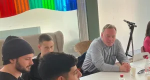 Jugendliche im Austausch mit Bürgermeister André Wiese im Jugendcafé. Foto: Stadt Winsen (Luhe)