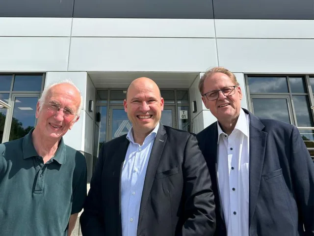 Claus Petersen besuchte gemeinsam mit Bernd Henke das ALDI Nord Zentrallager in Stelle. Von links: Bernd Henke, Dino Lo Giudice und Claus Petersen. Foto: SPD Stelle