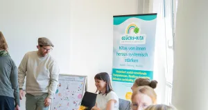 Mirko Janda und pädagogische Fachkräfte der DRK-Kitas beim Kick-Off-Event der Fortbildungsprojekts „Glücks-Kita®“. Foto: DRK-Kreisverband Harburg-Land