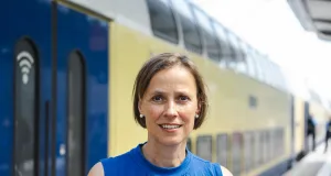 CDU-Bundestagsabgeordnete Dr. Cornell Babendererde begrüßt die Reinigungsaktion, fordert aber auch verlässliche und pünktliche Züge. Foto: Niklas Hintze