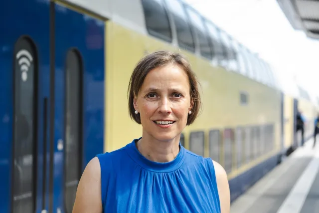 CDU-Bundestagsabgeordnete Dr. Cornell Babendererde begrüßt die Reinigungsaktion, fordert aber auch verlässliche und pünktliche Züge. Foto: Niklas Hintze