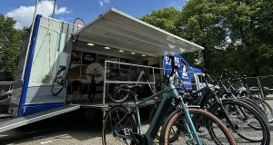 Das E-Bike-Festival an der Stadthalle Winsen lockt mit Probefahrten und lockerer Festival-Atmosphäre.