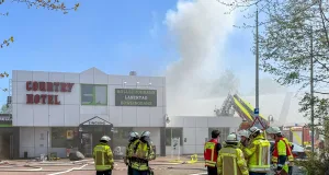 Starke Rauchentwicklung über dem Gebäude an der Osttangente in Winsen: Die Feuerwehr gab eine Warnmeldung heraus. Foto: JOTO