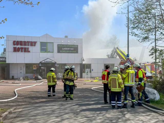 Starke Rauchentwicklung über dem Gebäude an der Osttangente in Winsen: Die Feuerwehr gab eine Warnmeldung heraus. Foto: JOTO